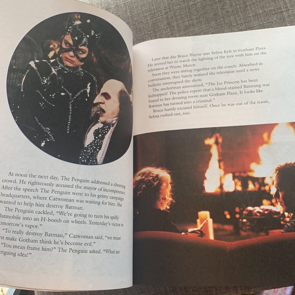 Batman Returns - Movie Storybook - Picture 3 of 3